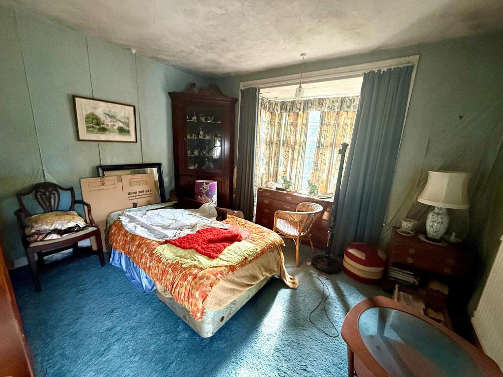Lot: 141 - FIVE-BEDROOM PERIOD PROPERTY FOR REFURBISHMENT ON SITE WITH POTENTIAL - Bedroom four